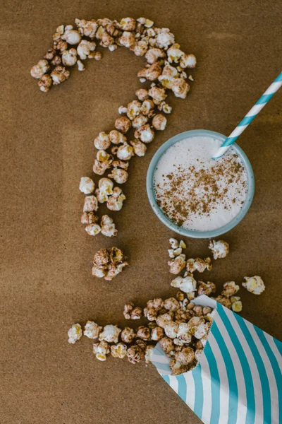 Çikolata patlamış mısır ve marshmallow sinema kavramı Qu ile kahve — Stok fotoğraf