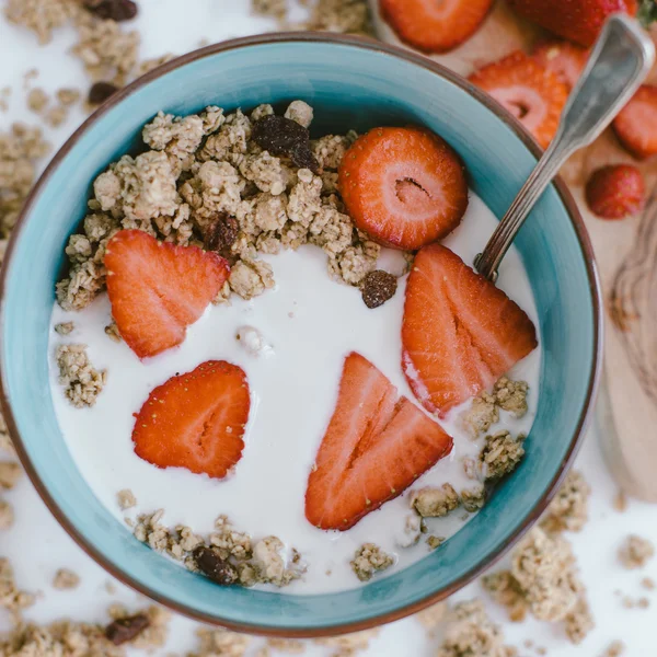 Fresh strawberries , yogurt and homemade granola for healthy bre — Stock Photo, Image