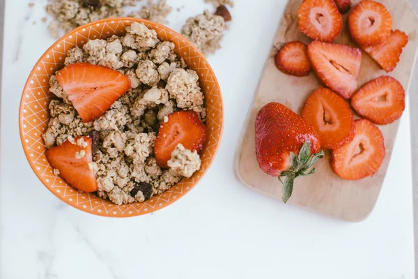 Fresh strawberries , yogurt and homemade granola for healthy bre — Stock Photo, Image