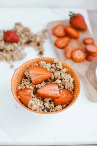 Yoghurt, verse aardbeien en zelfgemaakte muesli voor gezonde bre — Stockfoto