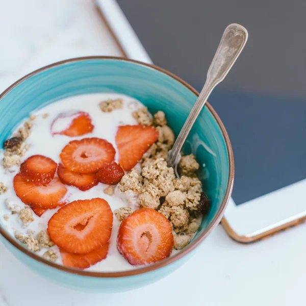 맛 있는 건강 한 아침 식사와 식탁에 디지털 태블릿 — 스톡 사진