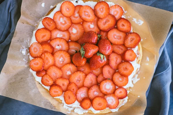 Ricottás töltelék tea eper torta — Stock Fotó