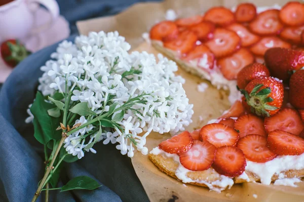 Ricottás töltelék tea eper torta — Stock Fotó