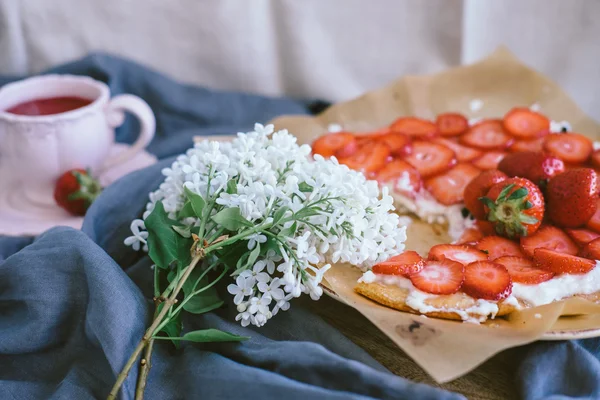 Strawberry Tart with Ricotta Filling with Tea — Stock Photo, Image