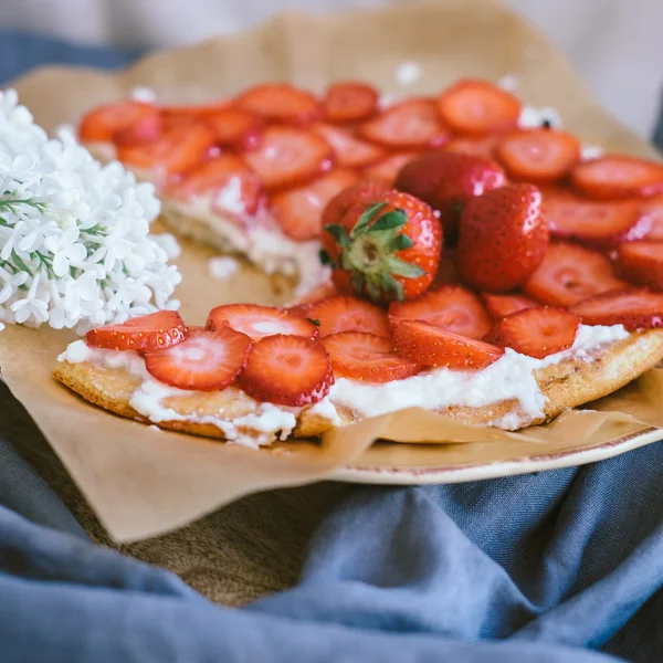 Ricottás töltelék tea eper torta — Stock Fotó