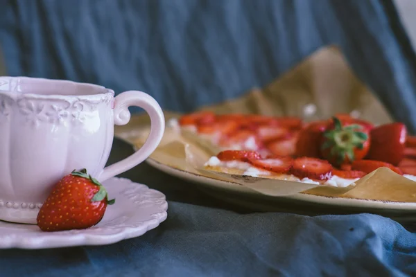 Aardbei taart met Ricotta vulling met thee — Stockfoto