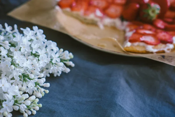 Tart de morango com recheio de ricota com chá — Fotografia de Stock