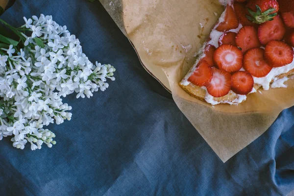 Strawberry Tart with Ricotta Filling with Tea — Stock Photo, Image