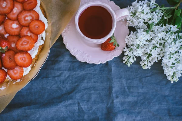 Клубничный пирог с рикоттой, наполненный чаем — стоковое фото