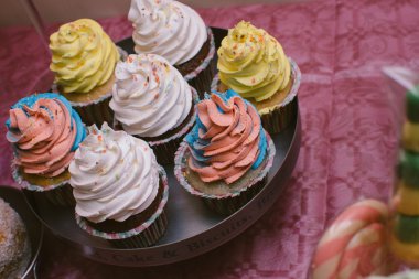 Şeker büfesi ile kek, kurabiye ve su üzerinde çok renkli tatlılar