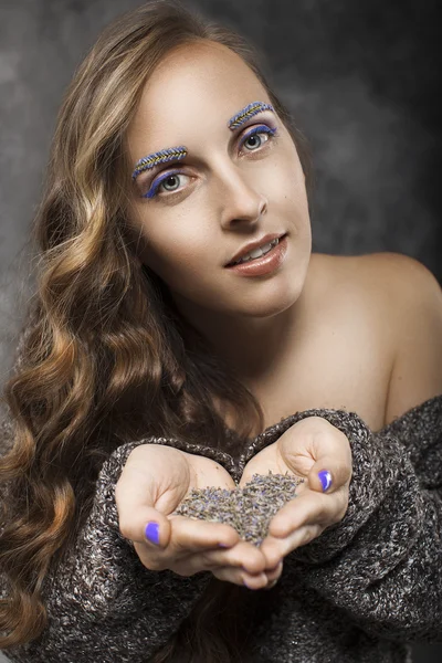 Beauty porträtt av ung kvinna med långt hår med ögonbryn av — Stockfoto