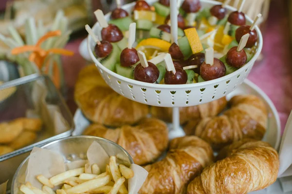 Bunte Süßigkeiten am Bonbonbuffet mit Cupcakes, Keksen und Marmelade — Stockfoto