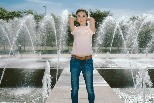 Retrato de estilo de vida Mujer bonita posando en la ciudad Verano — Foto de Stock