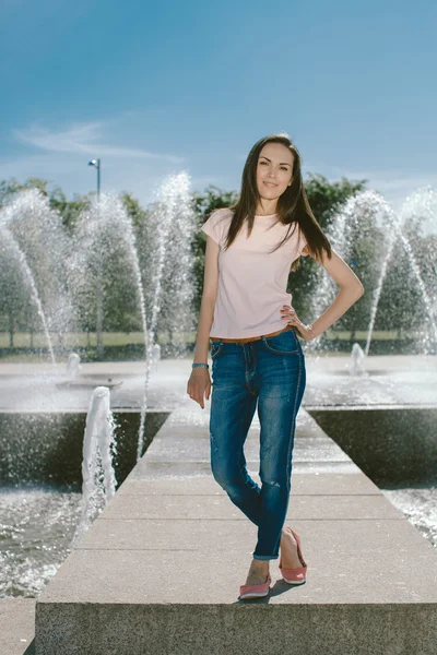 Estilo de vida retrato bonita mulher posando na cidade verão — Fotografia de Stock