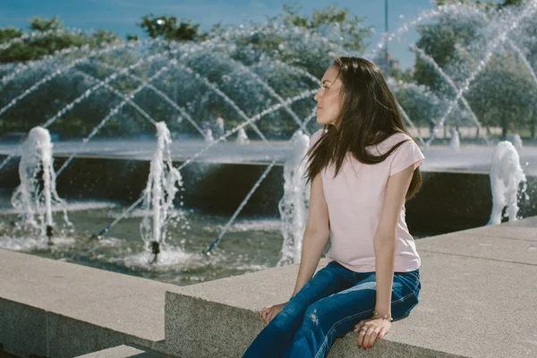 Levensstijl portret mooie vrouw poseren in de stad-zomer — Stockfoto