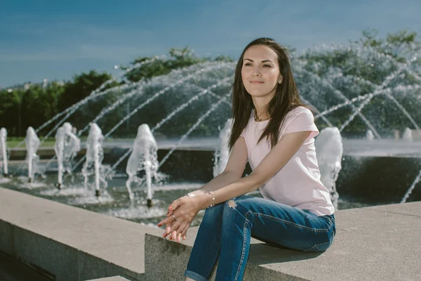 Retrato de estilo de vida Mujer bonita posando en la ciudad Verano — Foto de Stock