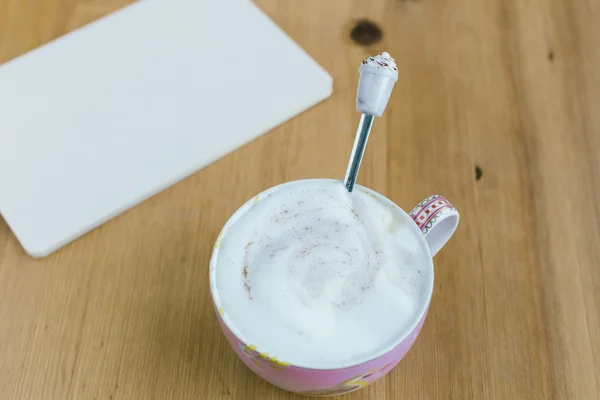 Telefone inteligente com notebook e xícara de café forte em bac de madeira — Fotografia de Stock