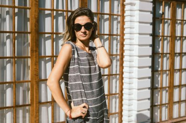 Genç kadının parkta güneş gözlüğü