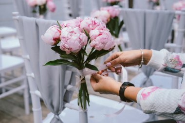 Düğün dekor kavramı. Dekorasyon sandalye çiçekler