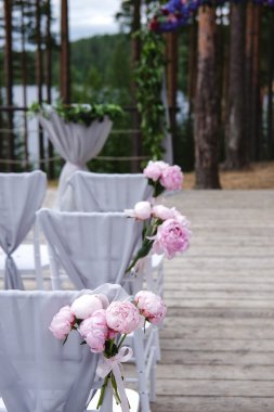 Kemer ve gri sandalye törenle ayakta peonies ile düğün bir