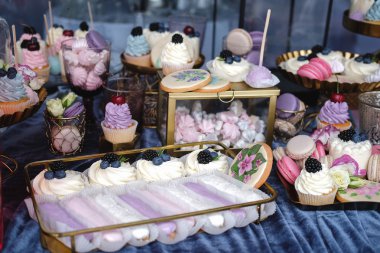 Lezzetli tatlı büfesi ile cupcakes, cakepops, cookiies gözlük