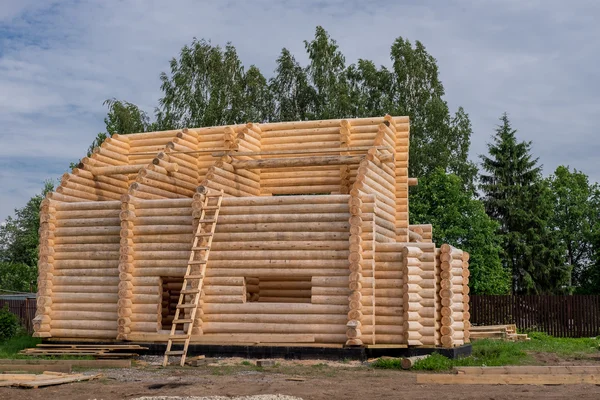 Casa inacabada en el campo en Rusia — Foto de Stock