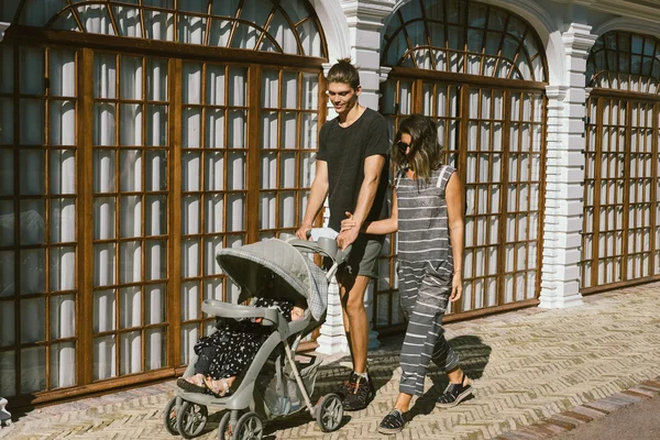 Jeune famille Hipster avec un enfant au repos dans le parc — Photo