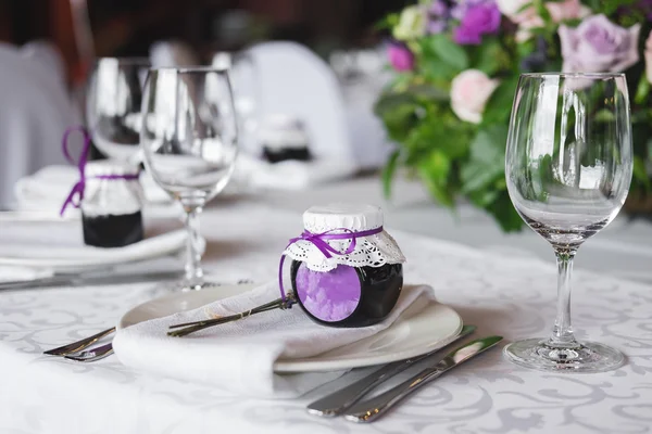 Mesa de comedor en estilo Provenza, con jam jar y lavende —  Fotos de Stock