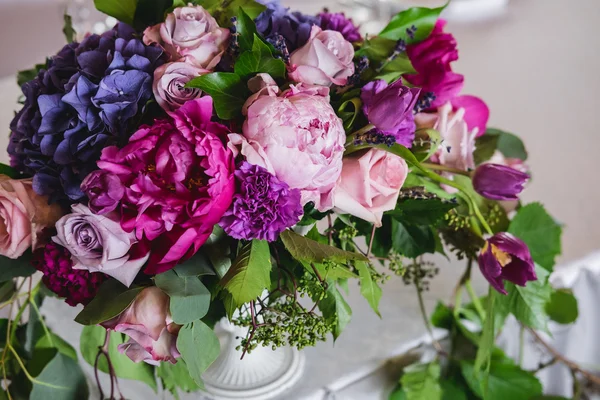 Table setting at wedding reception. Floral decoration and styliz — Stock Photo, Image