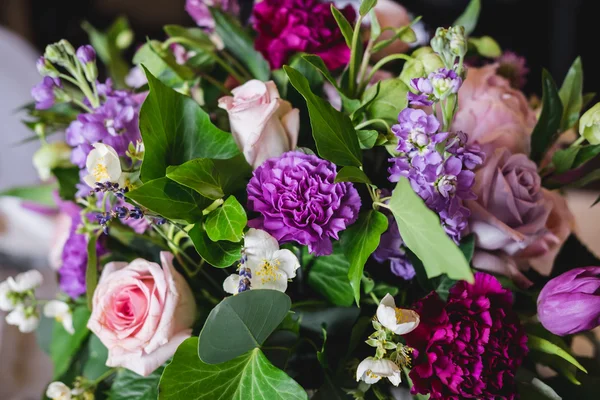 Table setting at wedding reception. Floral decoration and styliz — Stock Photo, Image