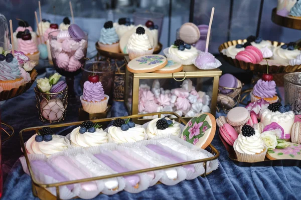 Leckeres süßes Buffet mit Cupcakes, Cakepops, Plätzchengläsern — Stockfoto