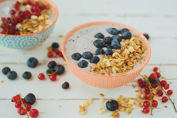 Smoothies bowl  with berries and granola — Stock Photo, Image