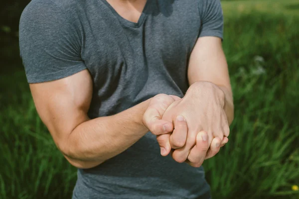 Manliga löpare gör stretching motion, förbereda för morgonen wor — Stockfoto