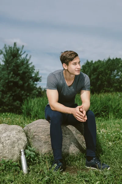 Jeune homme Après l'entraînement.Concept fitness, sport et lifestyle . — Photo