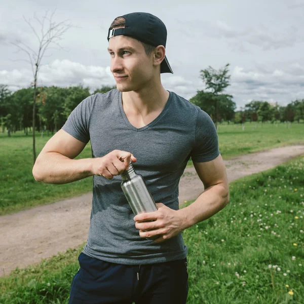 Jovem Após o treinamento.Fitness, esporte e estilo de vida conceito . — Fotografia de Stock