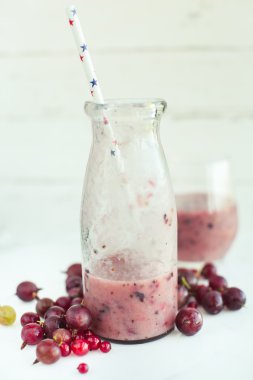 Kırmızı yüzlü Dondurulmuş çilek, kuş üzümü ve bektaşi, sele