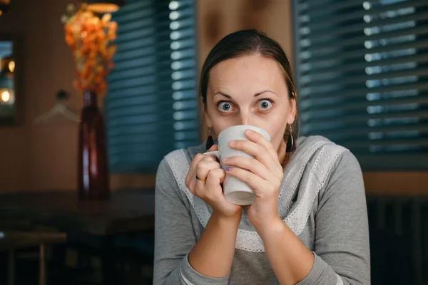 Ivott egy csésze kávét a kávézóban nő — Stock Fotó