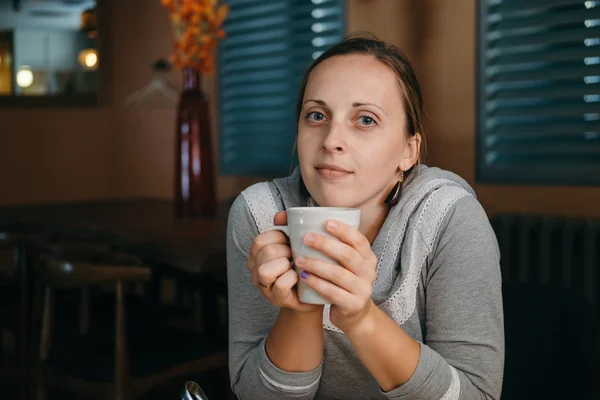 Ivott egy csésze kávét a kávézóban nő — Stock Fotó