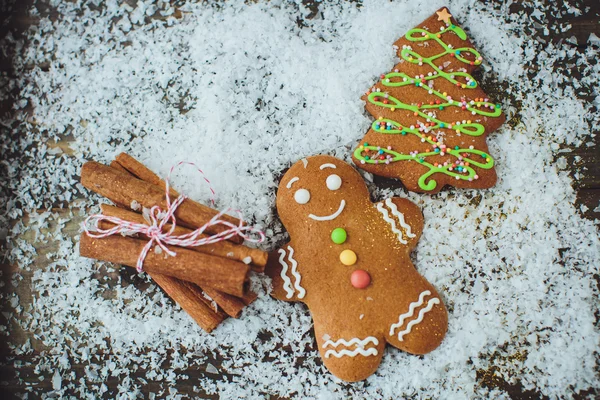 Biscoitos de gengibre: árvore de Natal e homem. Concerto de Ano Novo — Fotografia de Stock