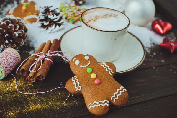 Hot chocolate or cocoa beverage with cinnamon and gingerbread ma — Stock Photo, Image