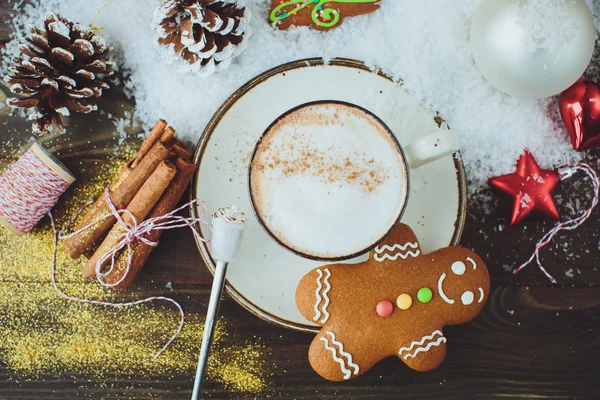 Hot chocolate or cocoa beverage with cinnamon and gingerbread ma — Stock Photo, Image