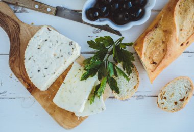 Süzme peynir baget ve zeytin ile