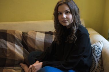 Ekose bir kafede oturuyor güzel bir genç kadının portresi