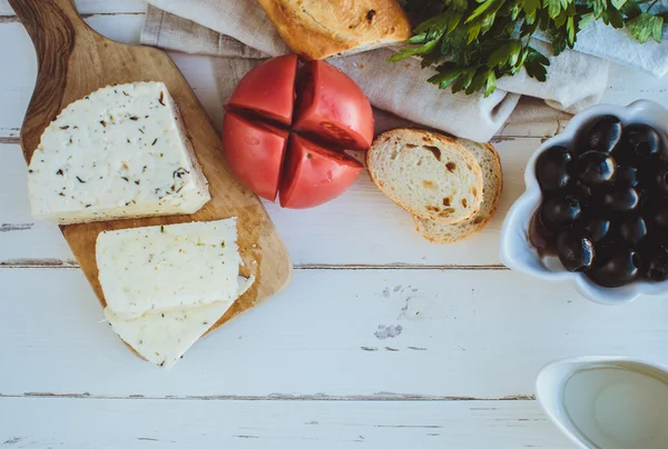 Cottage con baguette e olive — Foto Stock