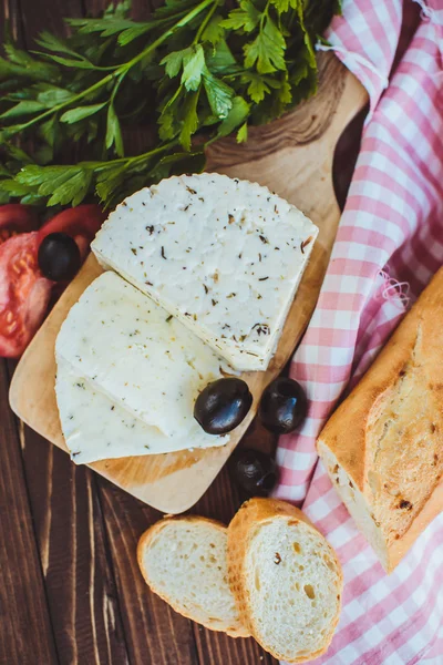 Queijo cottage com baguete e azeitonas — Fotografia de Stock