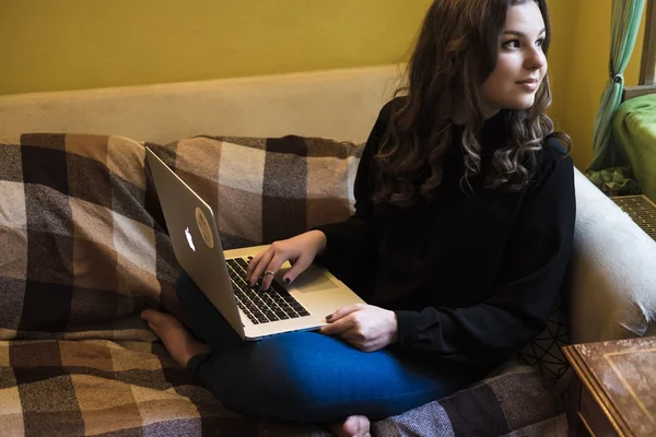 여자 커피 브레이크에 카페에서 태블릿 컴퓨터를 사용 하 여 — 스톡 사진