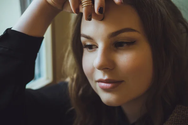 Hermosa chica triste pierde la ventana — Foto de Stock