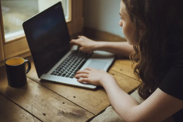 Gros plan portrait d'une jeune femme américaine travaillant sur ordinateur portable un — Photo