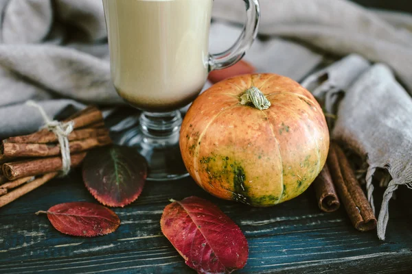 Kruidige pompoen latte op een houten bord met een trui — Stockfoto