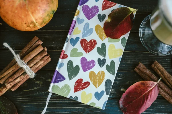 Caderno com corações, abóbora, canela e folhas. Outono conce — Fotografia de Stock